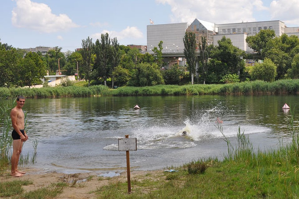 Жара вынуждает отдыхающих лезть в воду