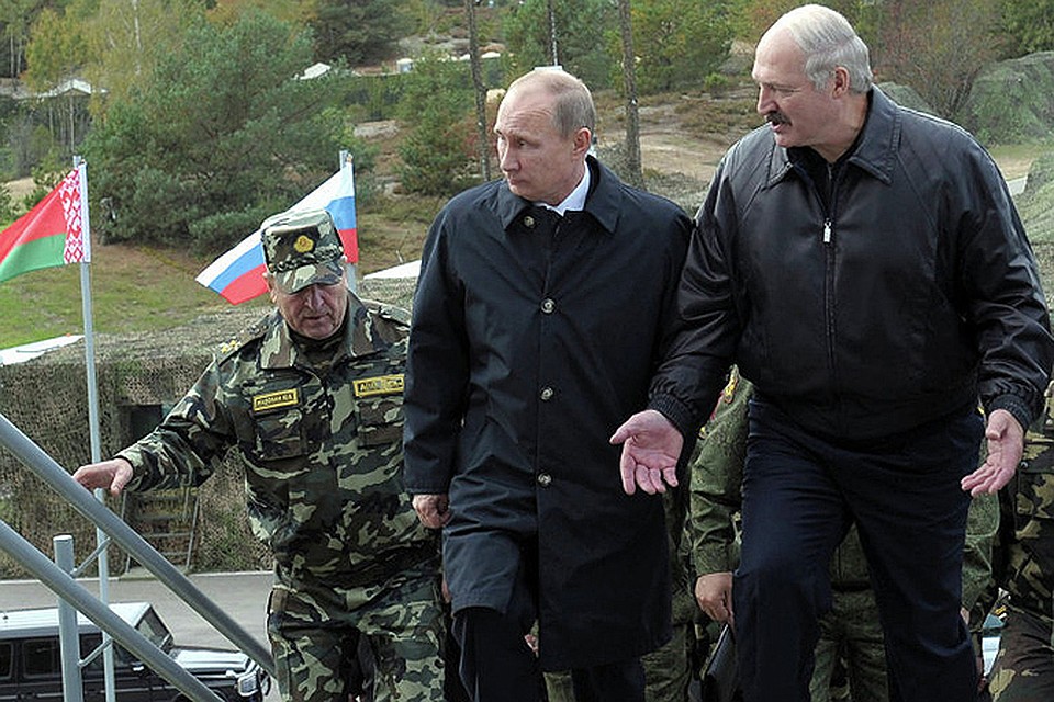 После приезда на полигон Путина, президенты прошли на смотровую вышку, где наблюдали за розыгрышем боевых действий.