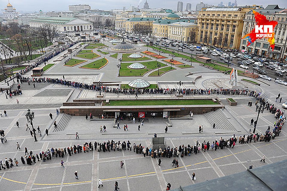 Очередь в Манеж на выставку.