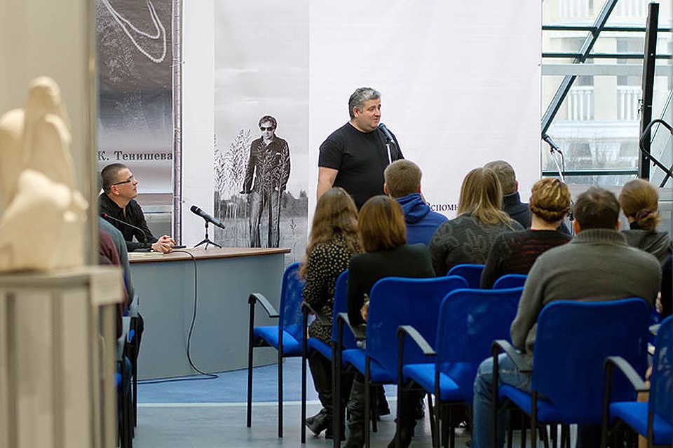 В смоленском КВЦ представили книгу Михаила Ивашина. На презентации о нем вспоминали коллеги и близкие.