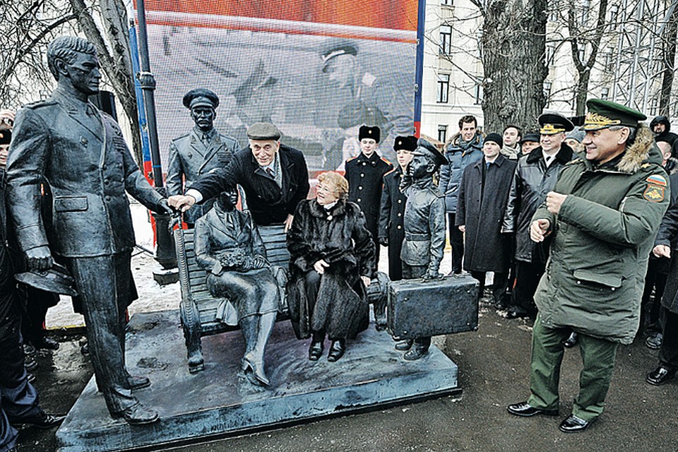 Офицеры забронзовели.
