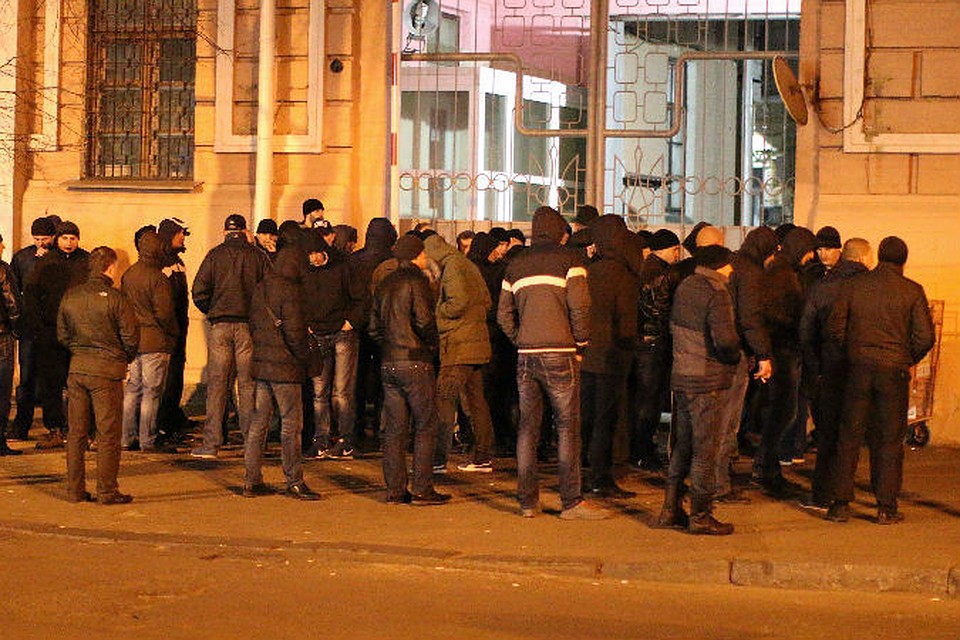 Товарищи и сослуживцы задержанных милиционеров минувшей ночью осадили вход в здание Главка МВД
