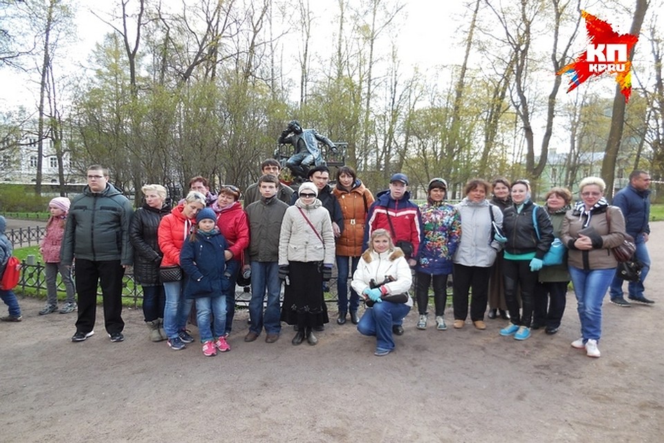 У памятника Пушкину в Лицейском садике ребята из Рязани чувствовали себя торжественно.