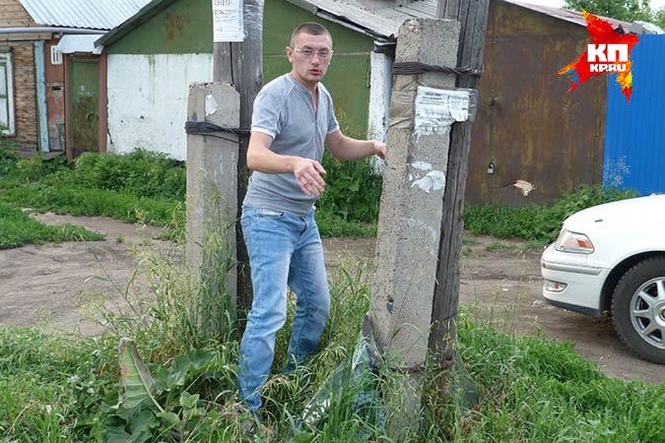 Сергей показывает, как веревка собаки обмоталась вокруг столба