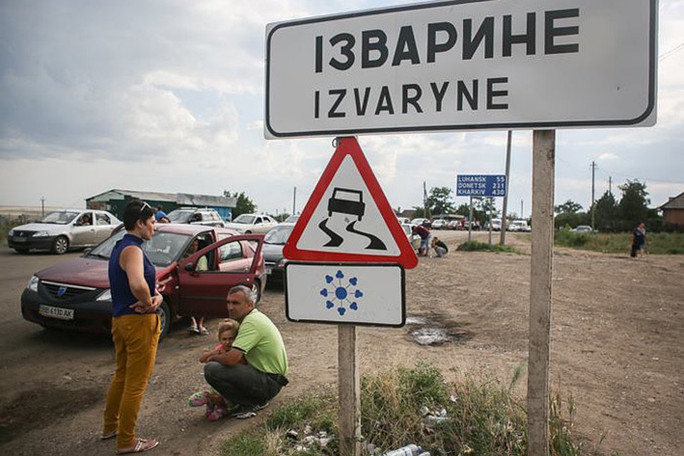 На въезде в пункт пропуска Изварино, контролируемый ополченцами, пробка в несколько километров