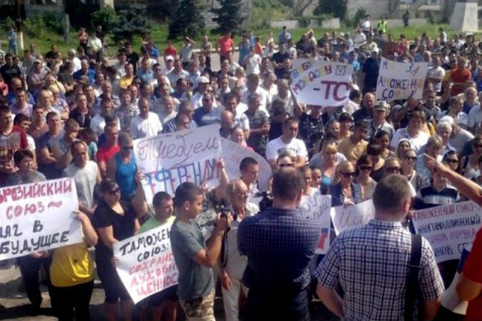 Фермеры из северных районов Молдавии вышли в субботу на акцию протеста и перекрыли на полчаса магистраль, ведущую к таможенному пункту "Атаки-Могилев-Подольский" на молдо-украинской границе.