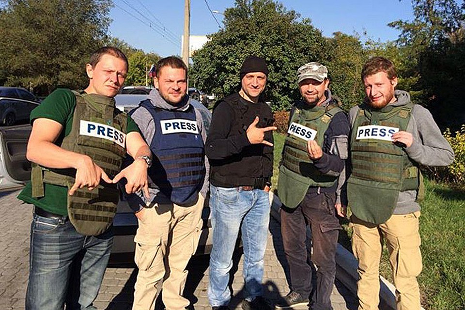 Захар Прилепин в окружении российских журналистов