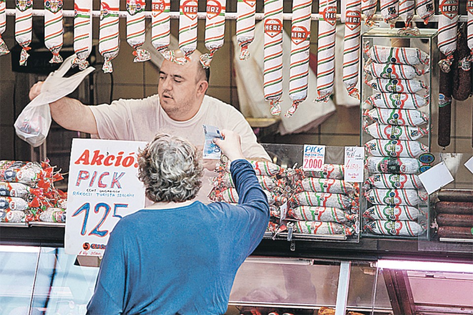 Таких маленьких лавочек, где продают исконно венгерские продукты, уже почти не осталось в крупных городах. Их вытеснили западные супермаркеты.