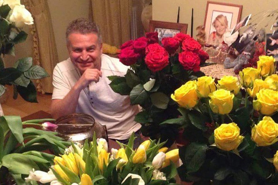 А у Леонида Агутина вопреки всем кризисам в московском "Крокус Сити Холле" два битковых аншлага