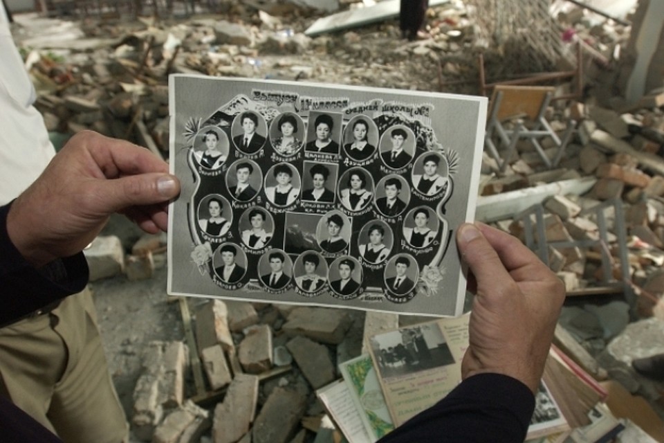 В заложниках у боевиков 1 сентября 2004 года оказались более 1200 человек - школьники, их родители и учителя