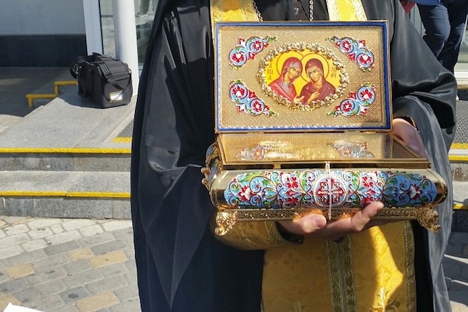 Первыми святыни встретили представители Храма Рождества Христова ФОТО: с сайта храма