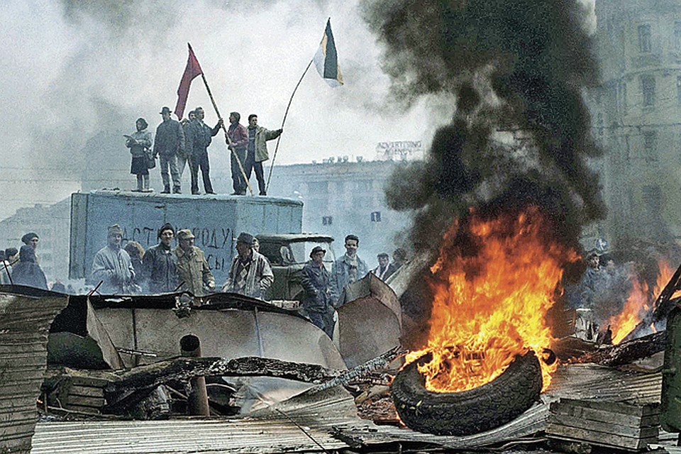 2 октября 1993-го. Сторонники осажденного «Белого дома» на баррикадах. Центр Москвы, район Садового кольца (напротив МИДа). Там уже жгли автомобильные покрышки...