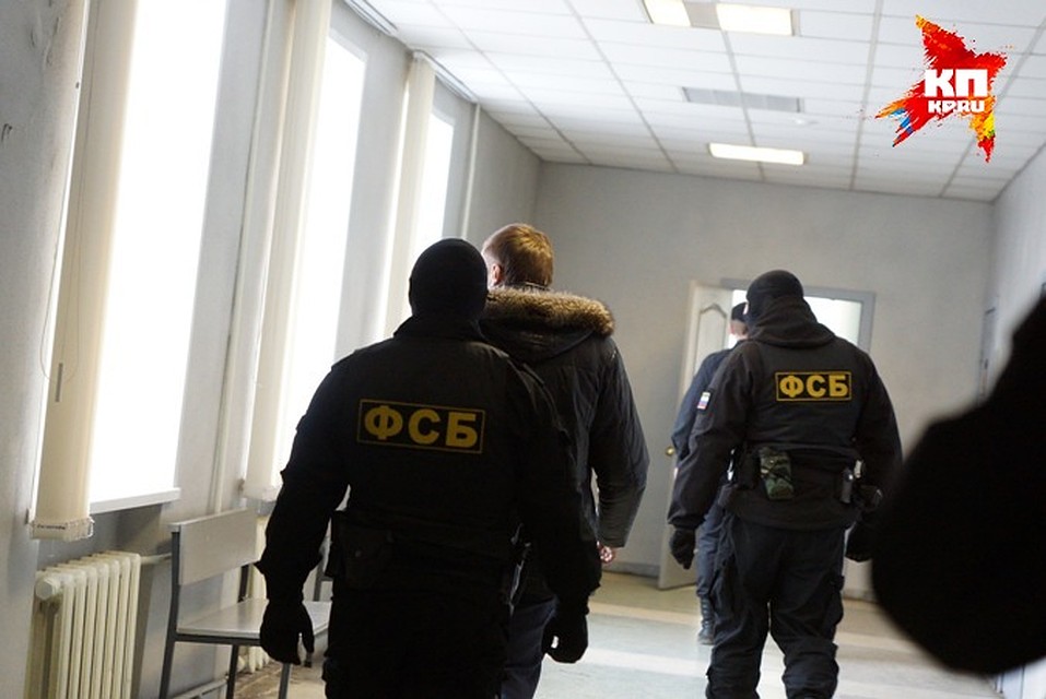 Сотрудники ФСБ проверяют такси, пассажирка которого заявила, что ее водители проповедают джихад