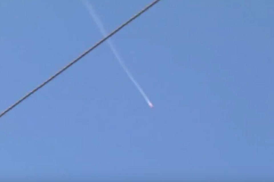 В интернете появились кадры, на которых видно падение сбитого самолета.