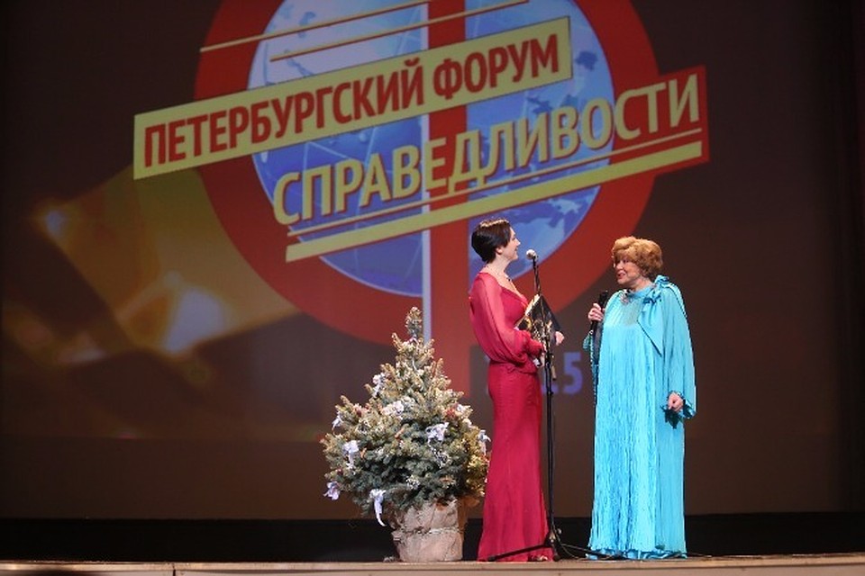 Эдита Пьеха получила премию имени Риммы Марковой и голубую ель в подарок.