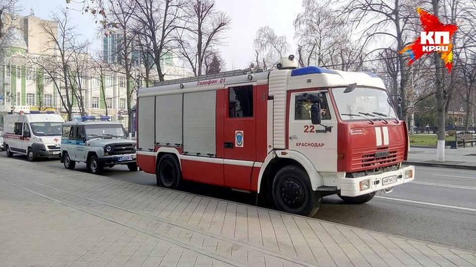 У здания специалисты дежурят с самого утра.