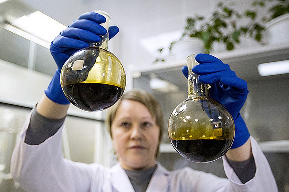 Цены на нефть рухнули ниже 33 долларов за баррель, вслед за «черным золотом» дешевеет рубль