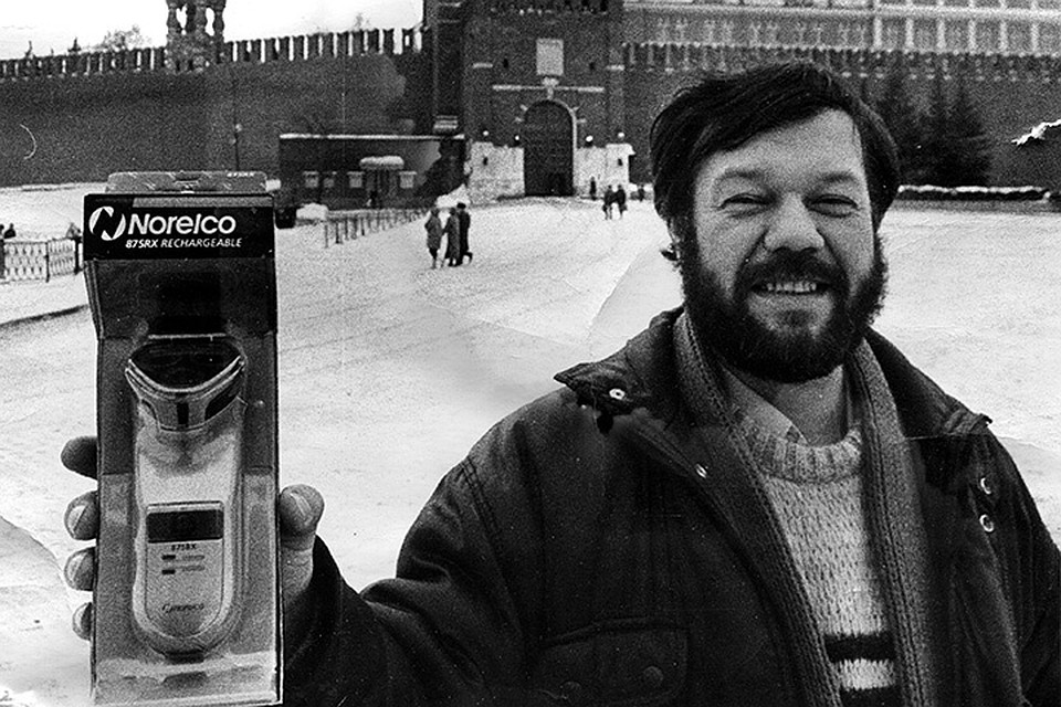 Александр Гамов у Спасских ворот Кремля с подарком для Бориса Ельцина. 1 февраля 1994 года