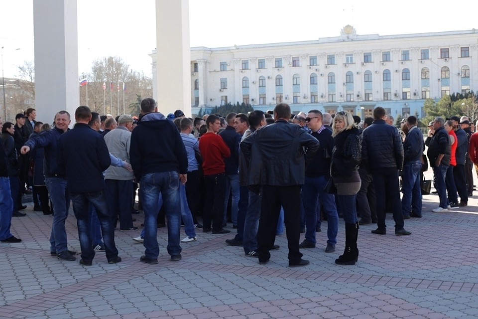 Животноводы собрались на центральной площади у здания Совмина РК и требовали, чтобы чиновники встретились с ними