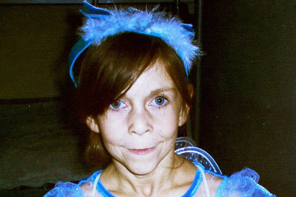 Британка Зара Харшорн росла милой, улыбчивой девочкой, пока в 10 лет вдруг не начала стремительно стареть