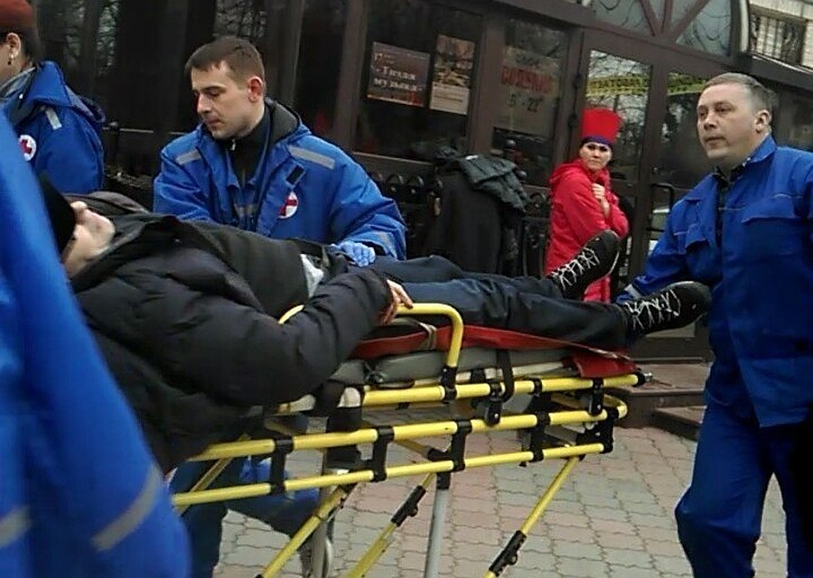 Игоря Рудникова вывозят на носилках с места происшествия.