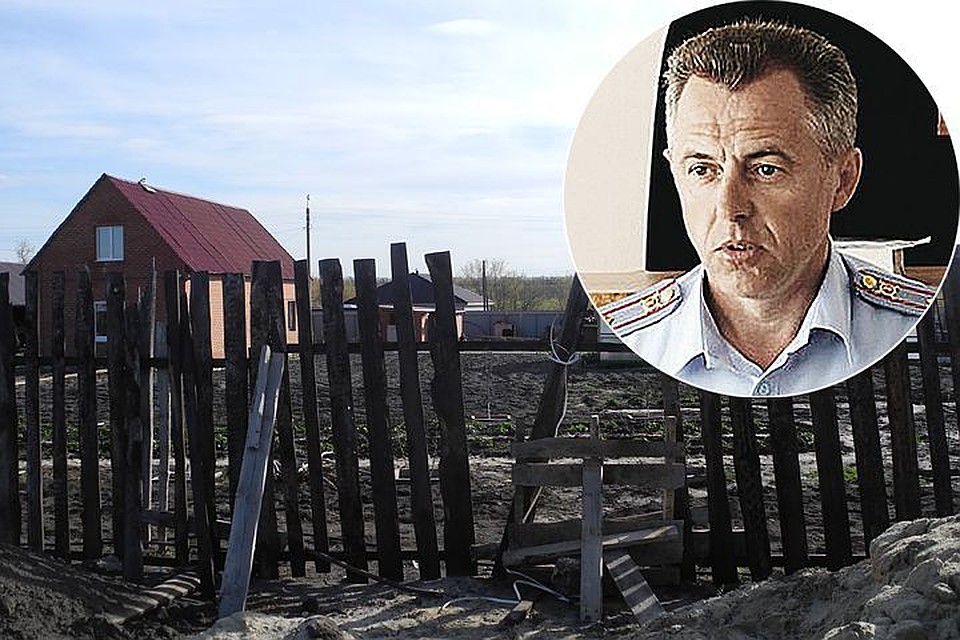 На месте становится ясно, что преступники, зашли в дом с поля: сзади забор вокруг дома деревянный, дырявый и хлипкий Фото: Андрей ЦЫГАНОВ, ГУ МВД по Самарской области