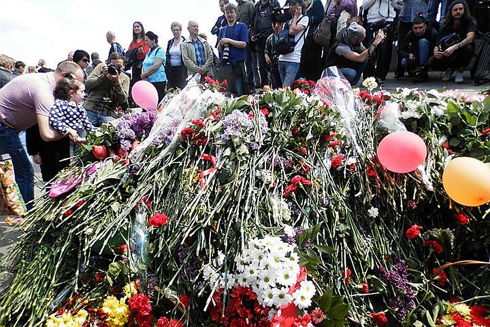 В парк Славы шел буквально поток, лавина людей с цветами