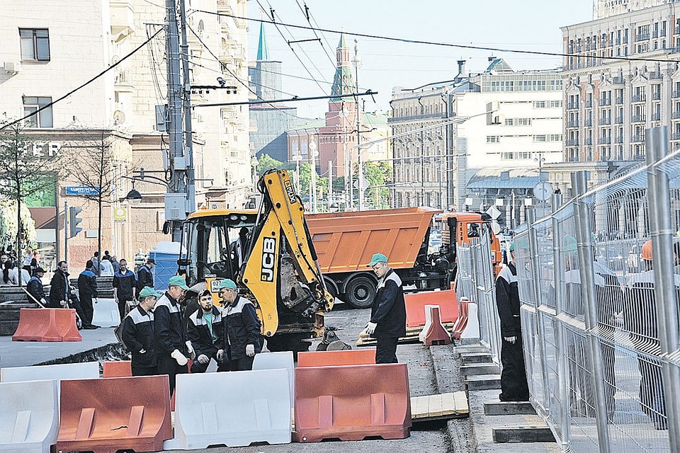 На 20 улицах, где идет ремонт, парковка запрещена. А для движения транспорта закроют по одной полосе с каждой стороны.