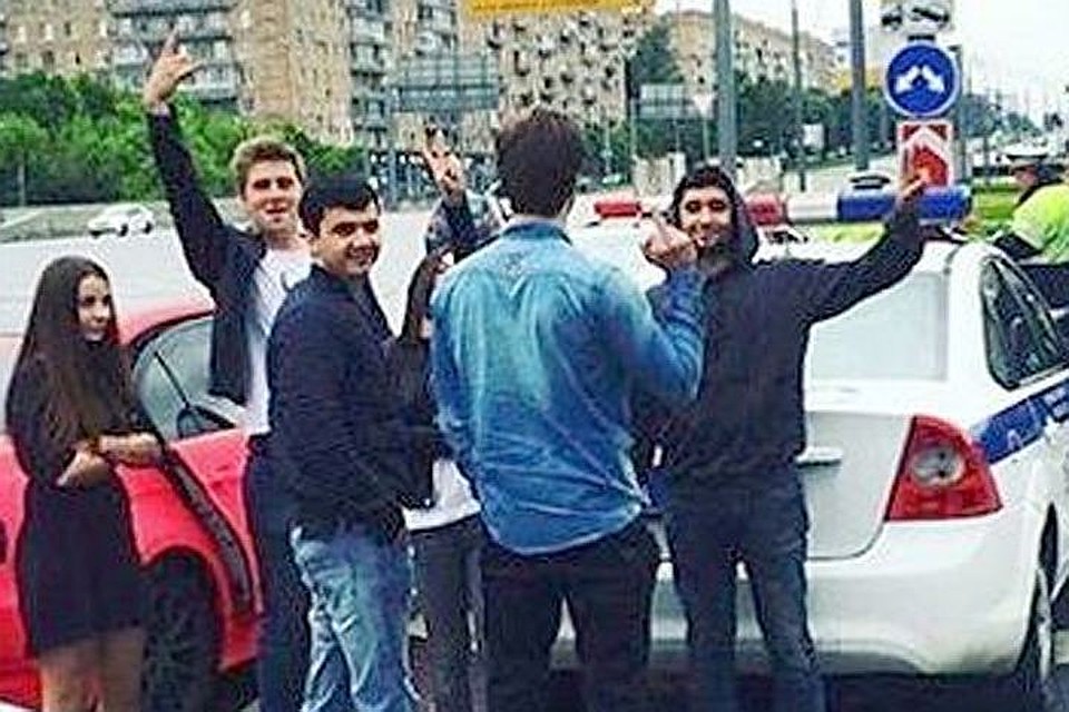 Молодые люди на внедорожнике Gelandewagen гоняли по утренним московским улицам на огромной скорости.