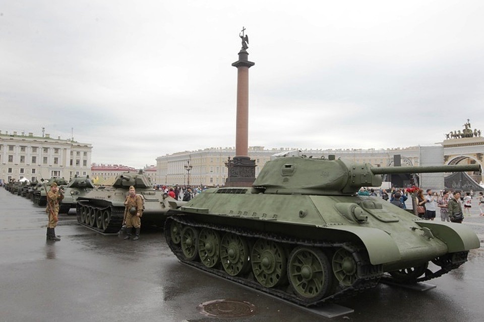 Танки съехались на Дворцовую площадь еще вчера. Фото: gov.spb.ru