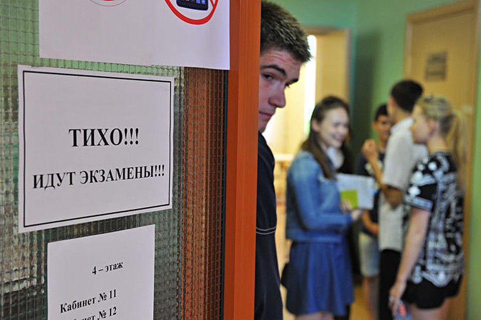 Выпускники и их родители гадают, изменятся ли проходные баллы в этом году