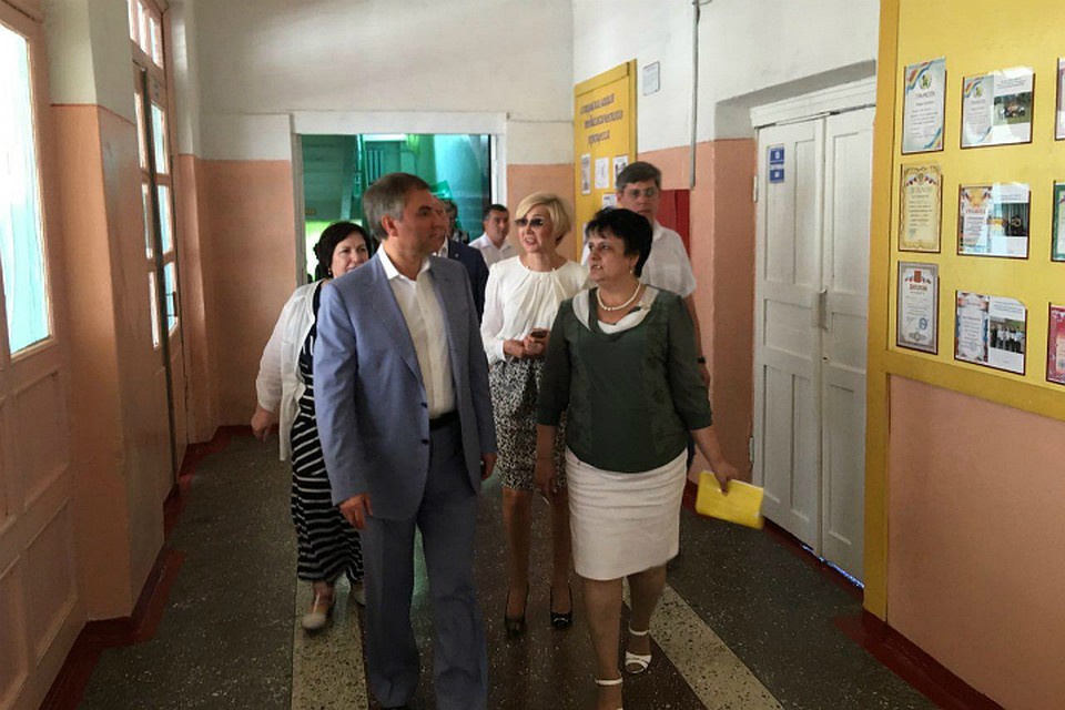 Вячеслав Володин встретился с коллективом одной из старейших школ области