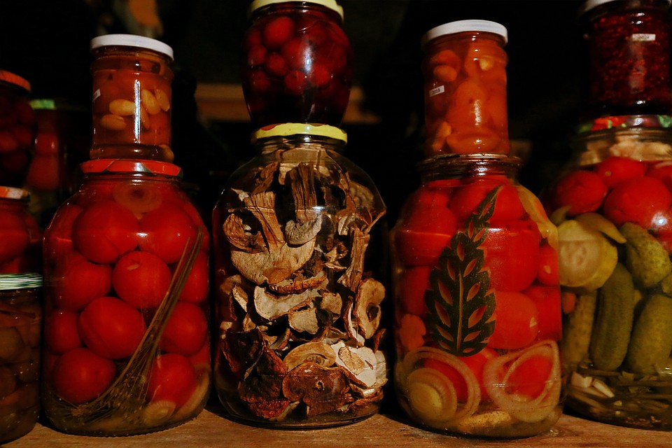 Если позволяет планировка кухни, то можно сделать из ниши на кухне кладовку для продуктов, которые не требуют хранения в холодильнике. Фото ИТАР-ТАСС/ Владимир Смирнов