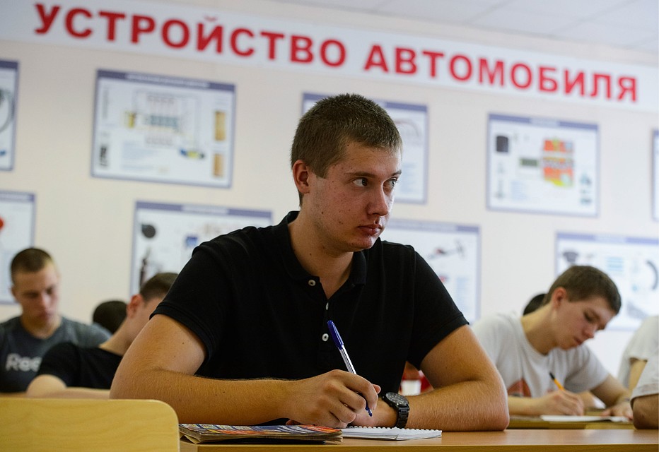 Руководители автошкол, открывали автошколы-двойники, в которых под вывеской ДОСААФ обучали граждан вождению автомобиля. Фото: Донат Сорокин/ТАСС
