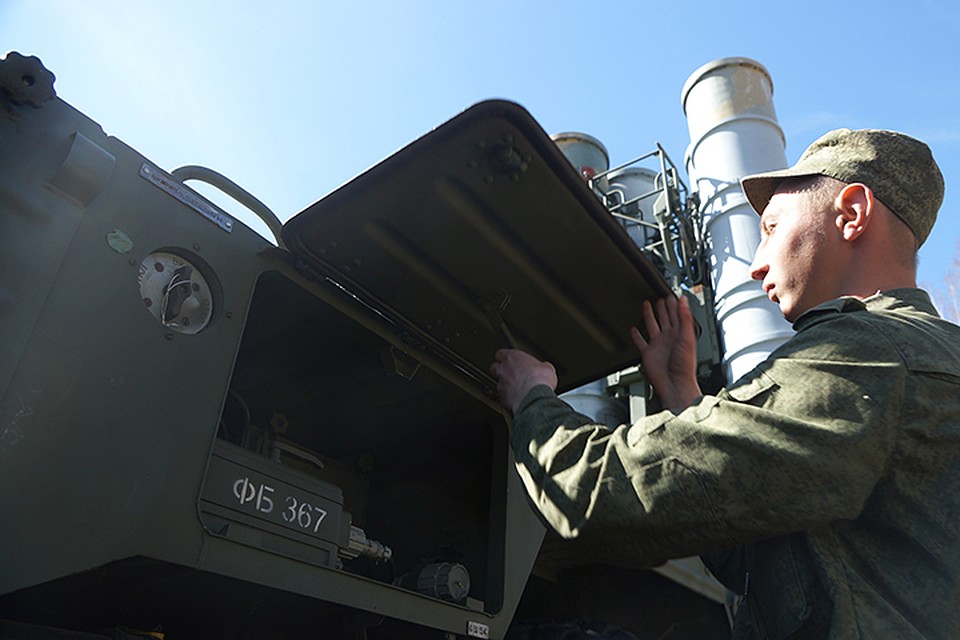 Воздушное прикрытие российских военных баз в Хмеймиме и Тартусе осуществляются зенитными ракетными системами С-400 и С-300, радиус действия которых может стать сюрпризом для любых неопознанных летающих объектов