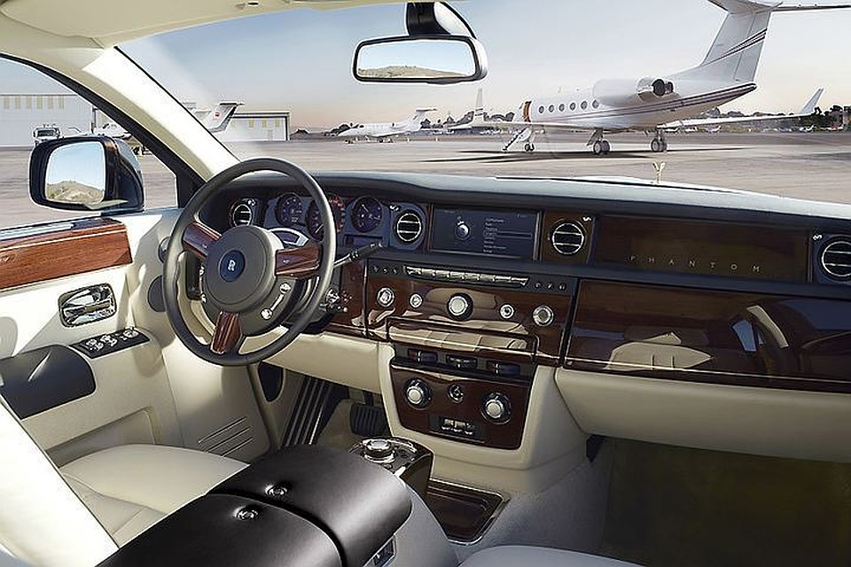 Rolls-Royce Phantom внутри: кожа, дерево, металл.