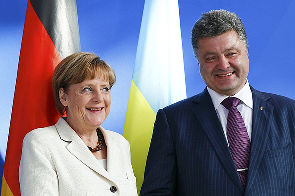 Президент Украины Петр Порошенко и канцлер Германии Ангела Меркель по телефону договорились побеседовать втроем - с президентом Франции Франсуа Олландом