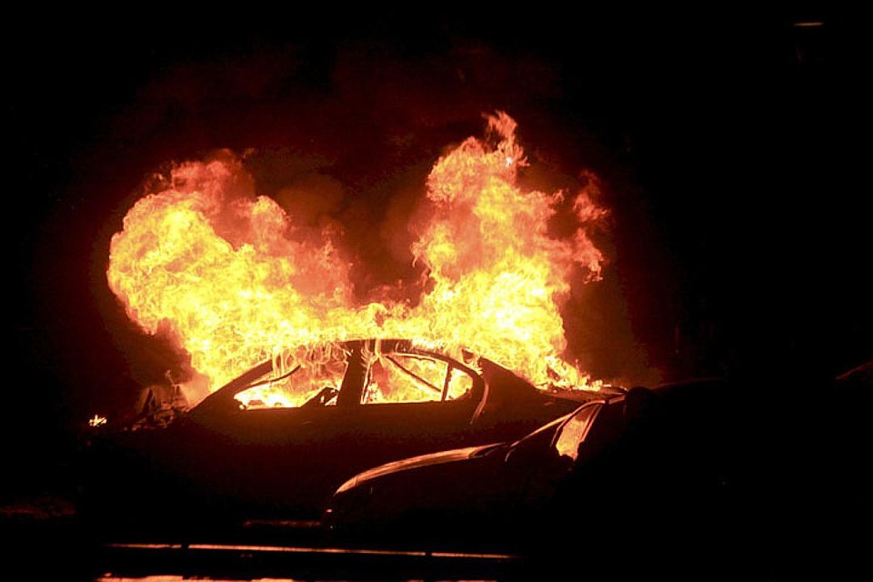 Кроме этого, сегодня ночью сгорело еще 2 авто. Фото: Reuters