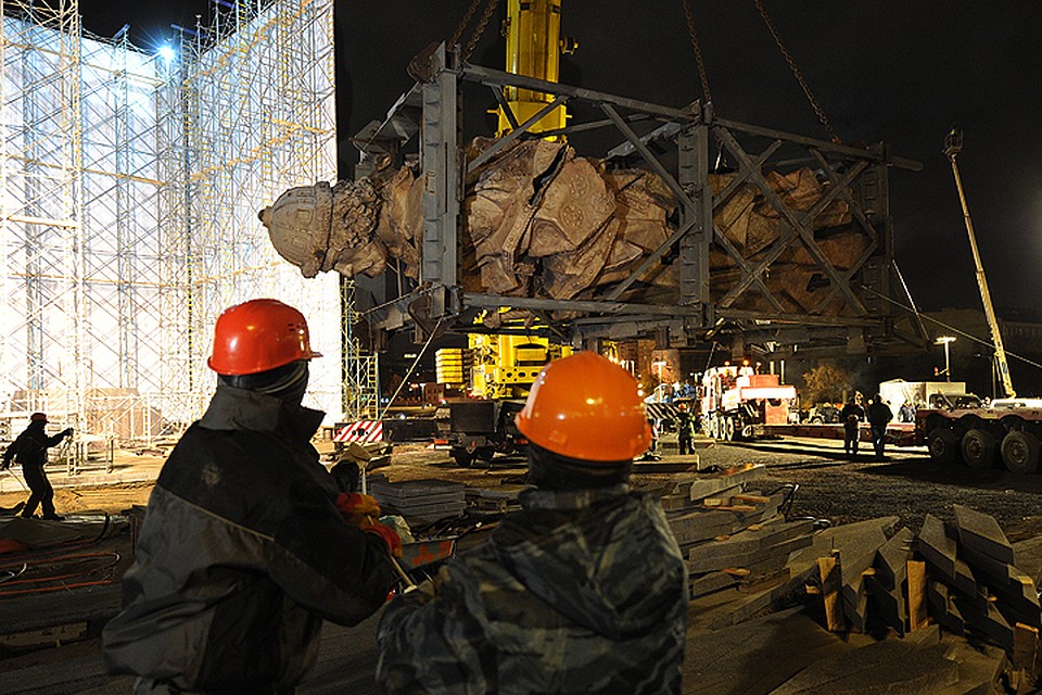 Памятник проехал из Химок до Москвы 47 километров.