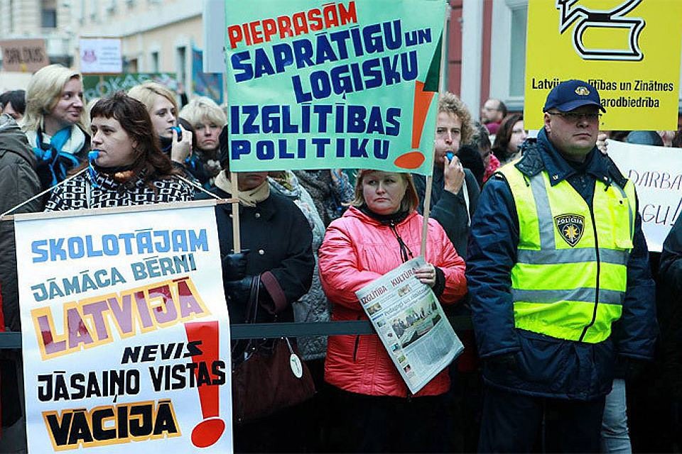 Власти Латвии придумали механизм, позволяющий увольнять учителей, «нелояльных» по отношению к балтийскому государству. Фото: с сайта kasjauns.lv