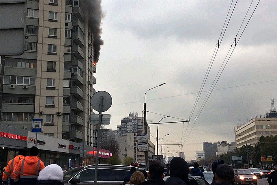 Столб дыма было видно издалека — соцсети заполонили фото и видео пожара. ФОТО Максим МАТВЕЕВ
