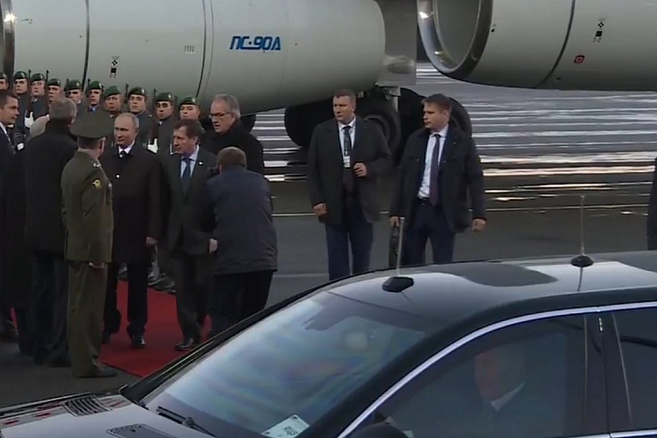 Владимира Путина встречают в аэропорту Берлина