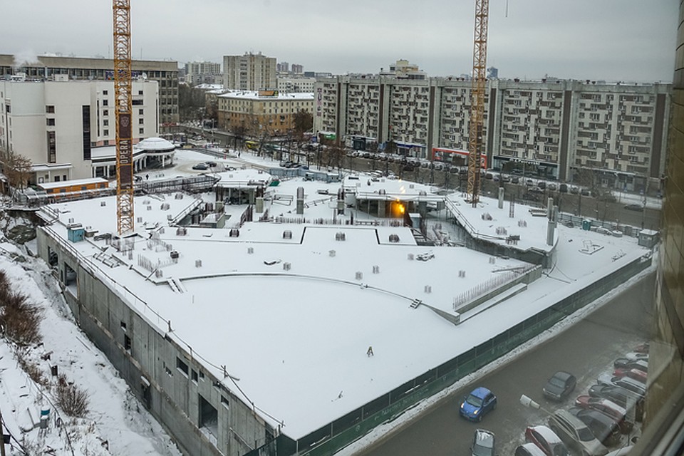 Пока идет следствие, здание раздора Opera Tower медленно разрушается