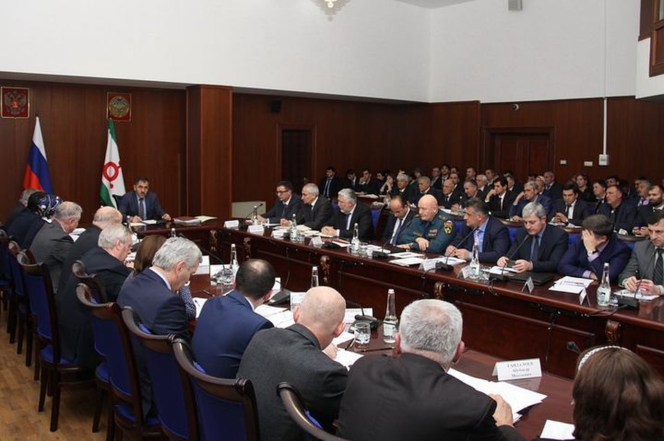 Правительство обескураженно слушает новость о собственно отставке.