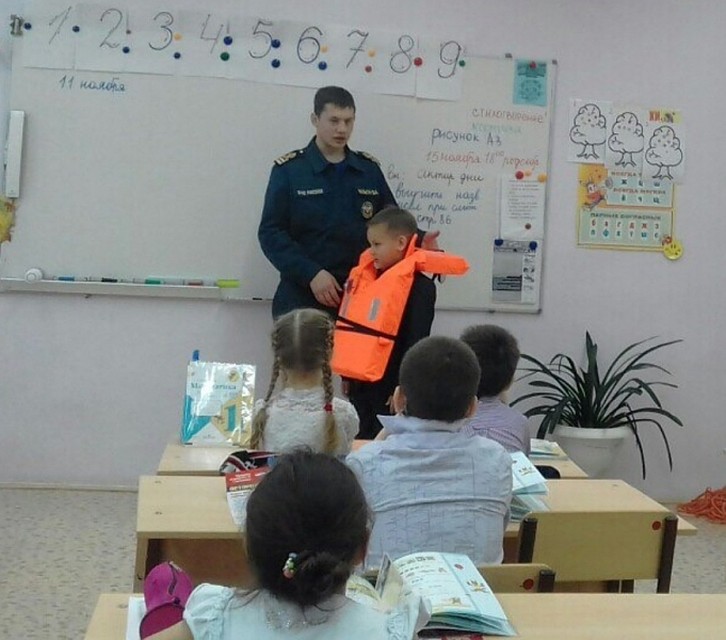 Инспекторы ГИМС призвали ребят неукоснительно соблюдать правила безопасности на воде. Фото МЧС по РК