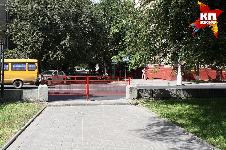 Такие заборы на пути пешеходы воспринимают с негодованием. Специалисты же считают, что так гораздо безопаснее.