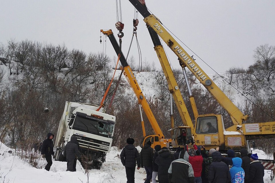 Барнаульцы вытащили фуру, слетевшую в кювет
