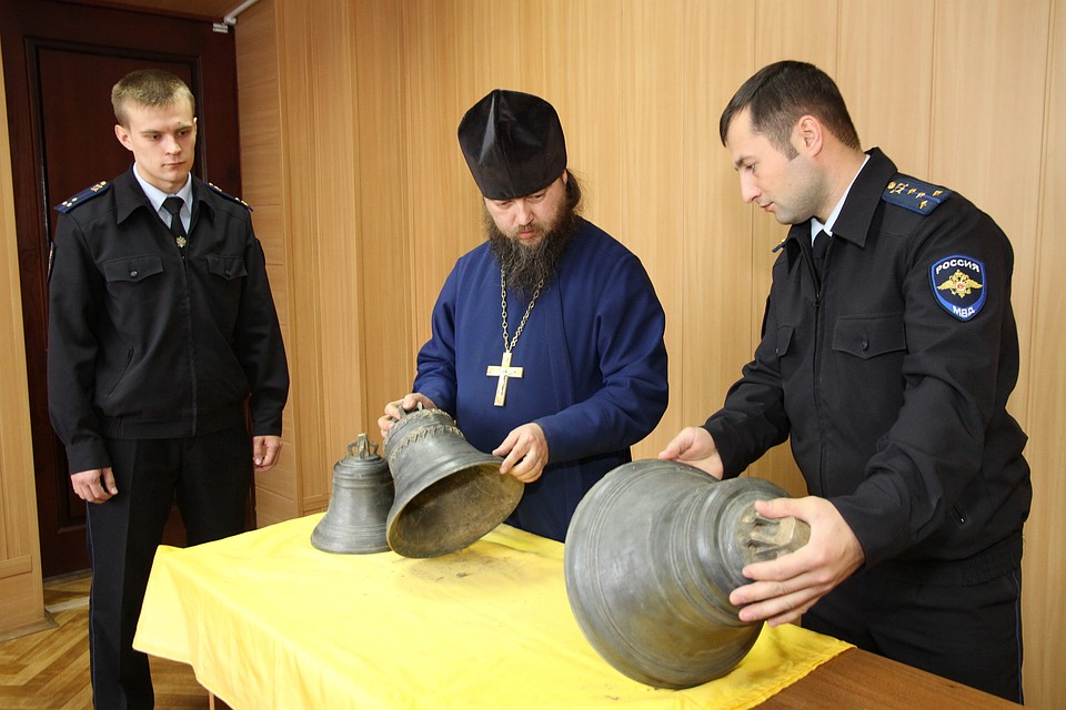 Настоятелю храма передали колокола.