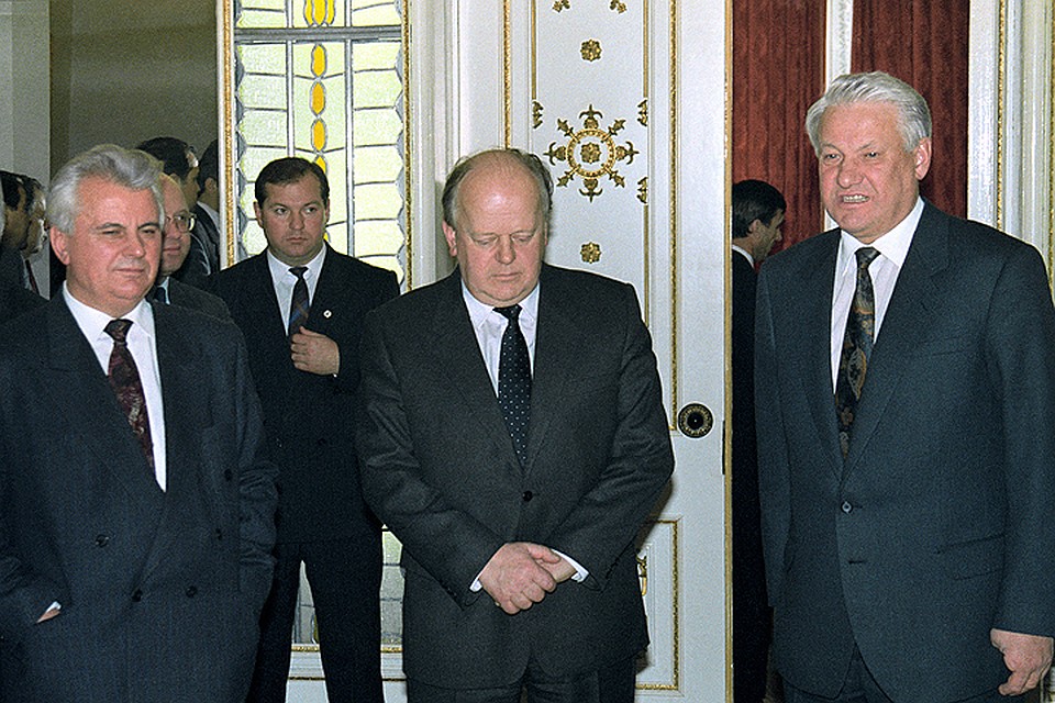 8 декабря 1991 года, Минск. Руководители России (Борис Ельцин), Белоруссии (Станислав Шушкевич) и Украины (Леонид Кравчук) только что подписали соглашение о создании Содружества независимых государств. Фото Дмитрия Соколова /Фотохроника ТАСС/.