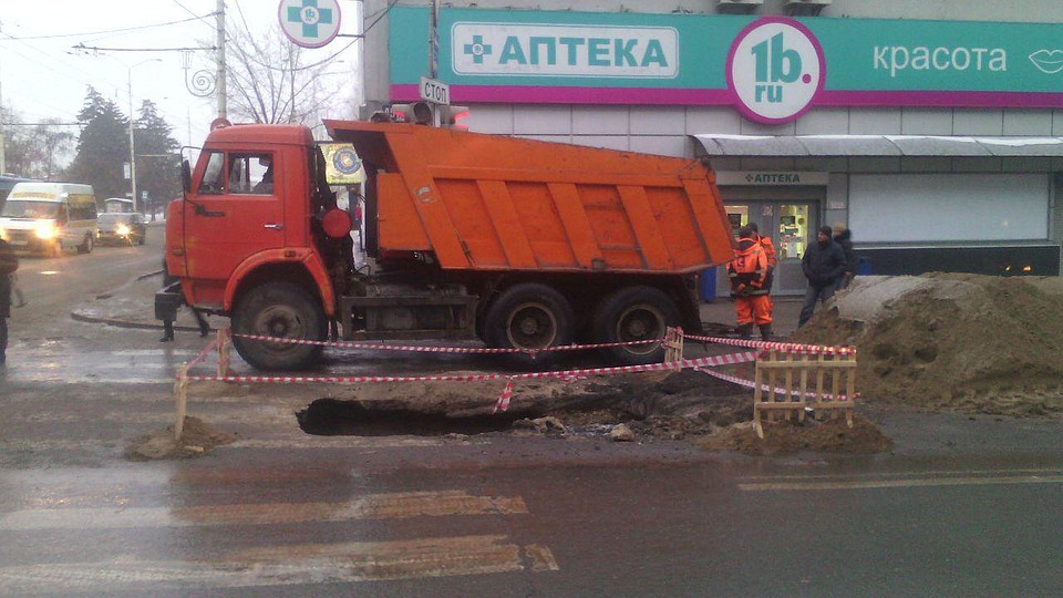 Яма в асфальте в центре Саратова разрослась до гигантских размеров.
